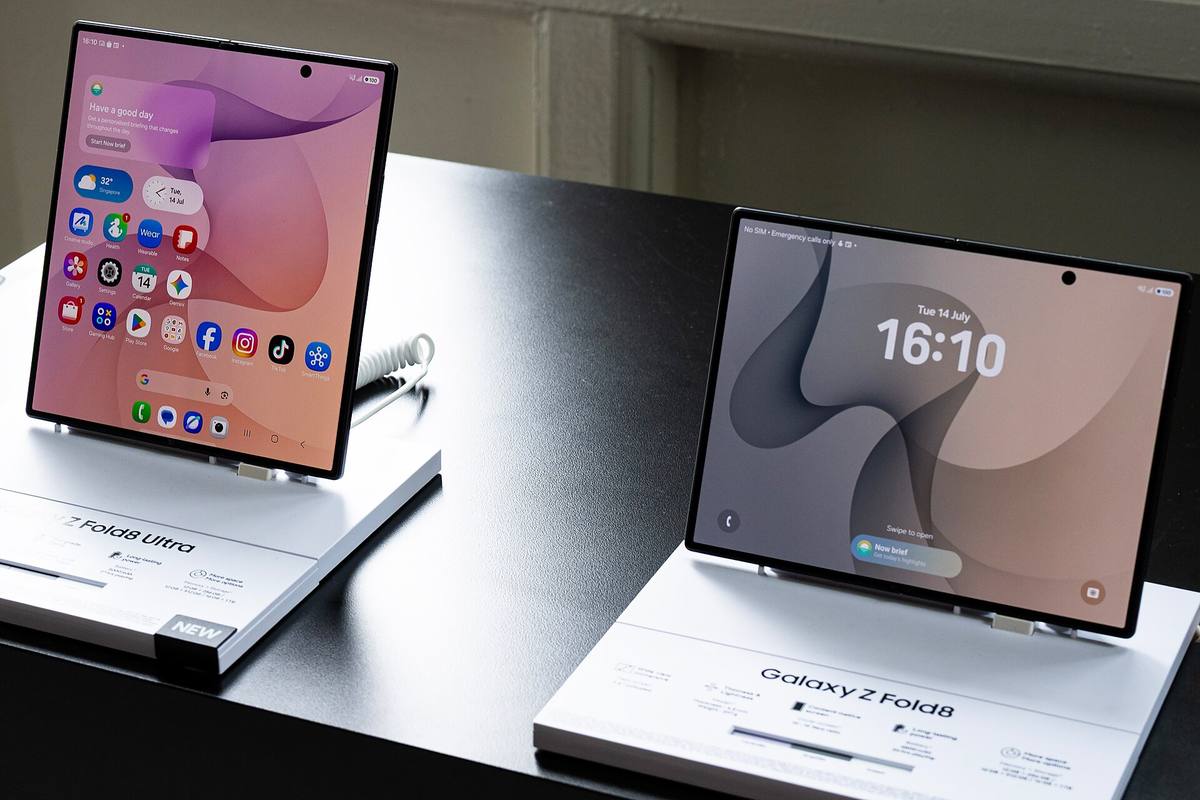 Dva rozevřené skládací telefony Samsung vedle sebe
