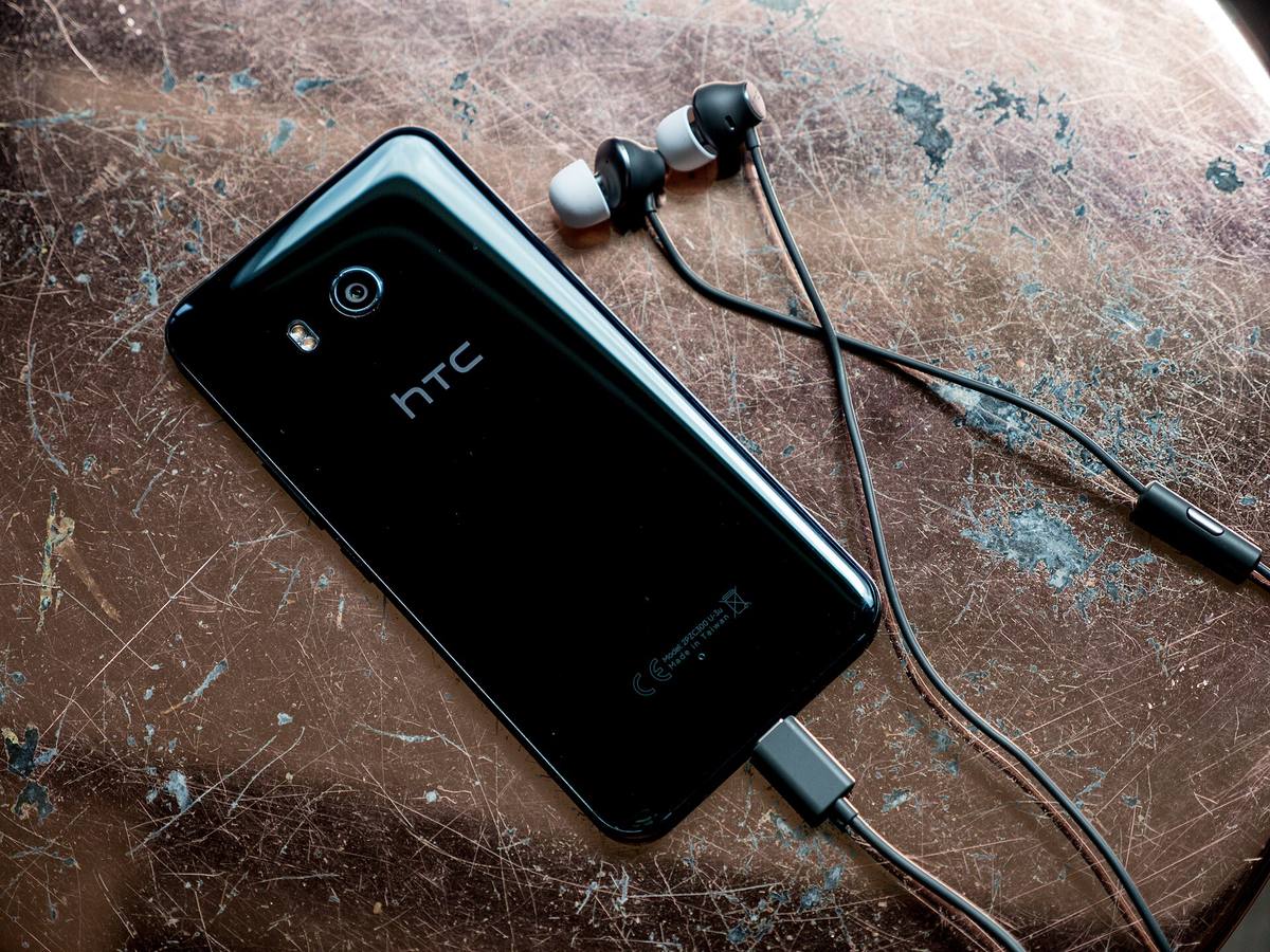 Záda telefonu HTC U11 a vedle něj drátová sluchátka s konektorem USB-C