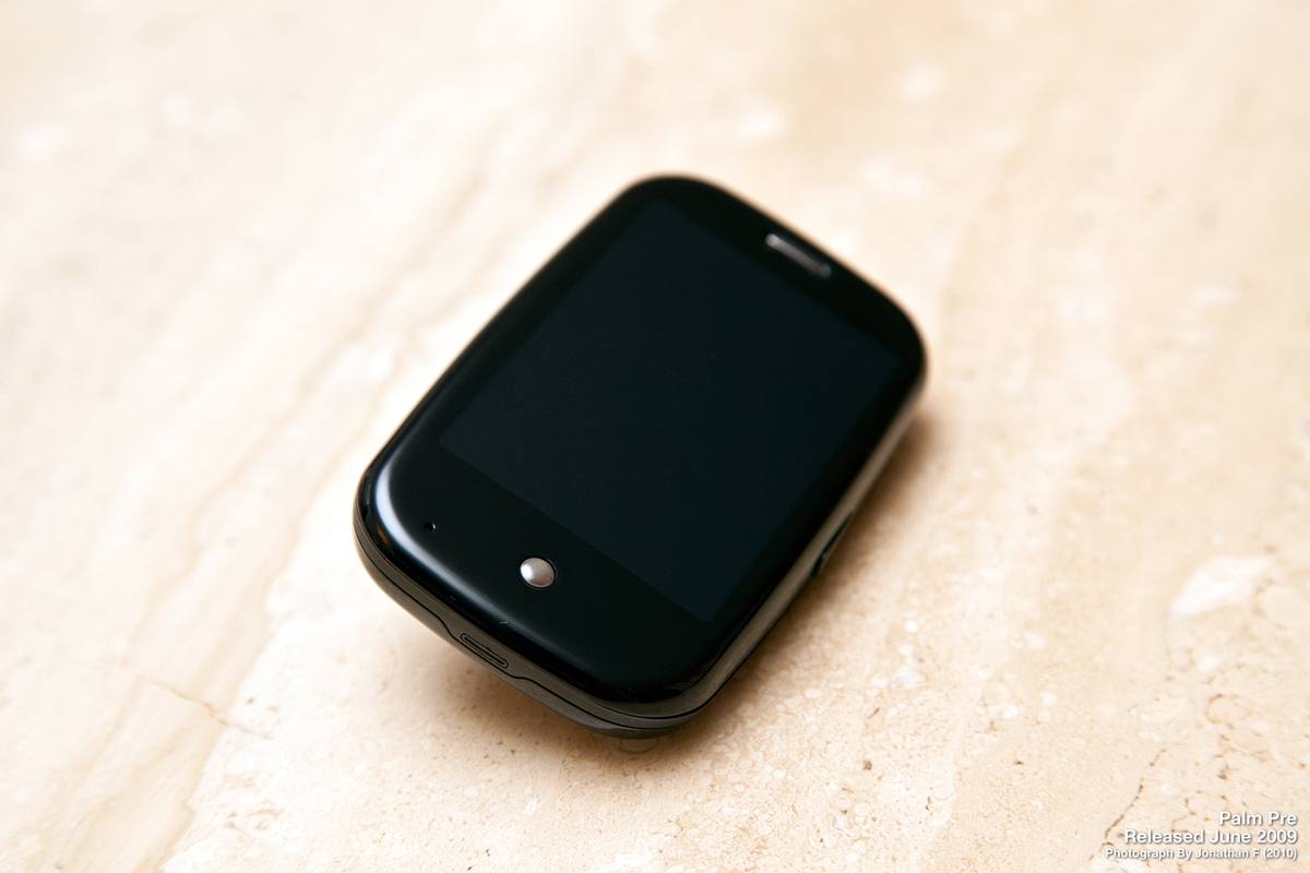 Telefon Palm Pre se zasunutou klávesnicí a zhasnutým displejem