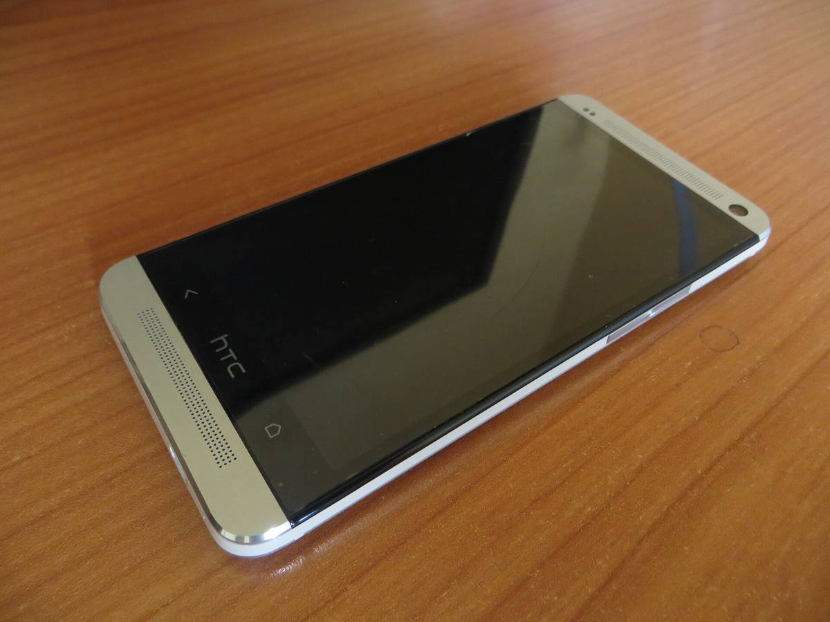 HTC One (M7) ve stříbrném provedení