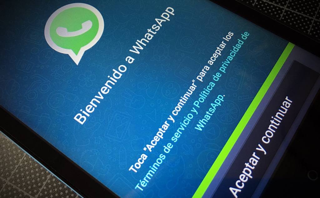 Displej telefonu s logem WhatsAppu a tlačítkem pro přijetí podmínek