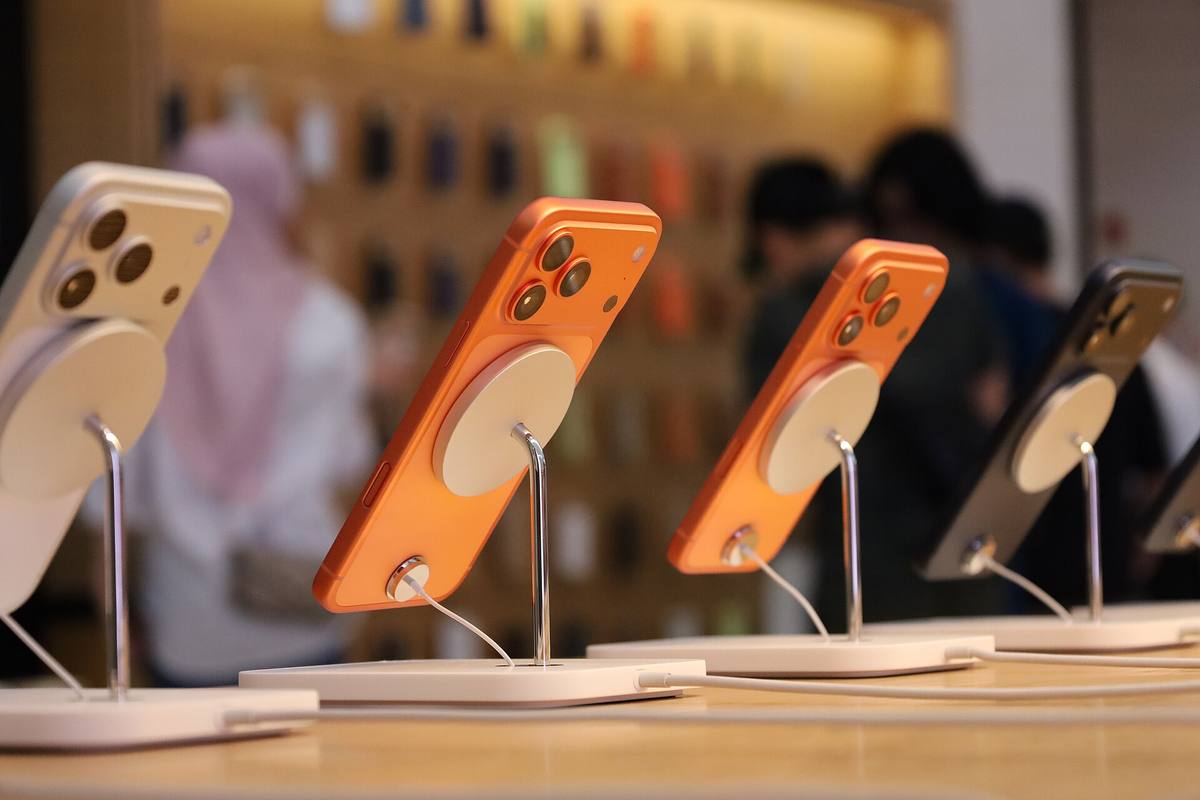 Lidé v prodejně Applu při uvedení řady iPhone 17