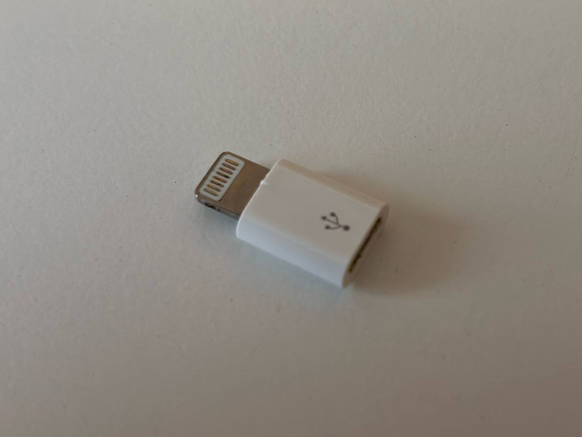 Bílá redukce Applu z konektoru Lightning na micro-USB