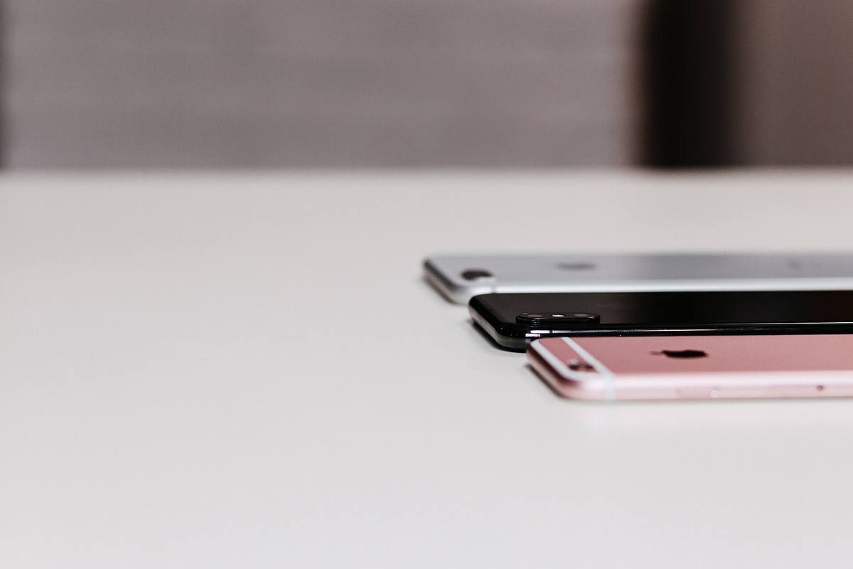 iPhone 6s vedle iPhonu 8 Plus a iPhonu X