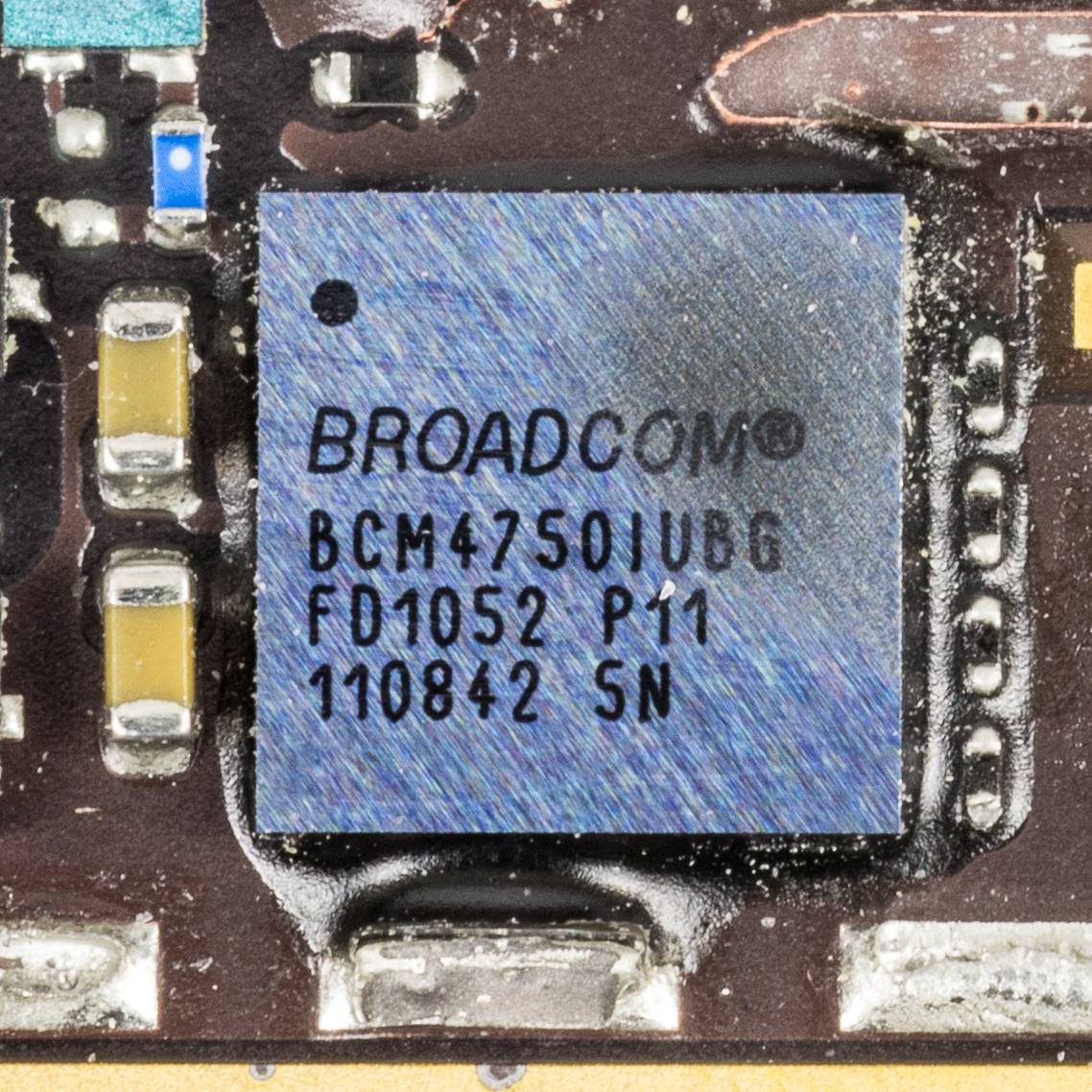 Detail hlavní desky iPhonu 4 se samostatným čipem přijímače GPS od Broadcomu