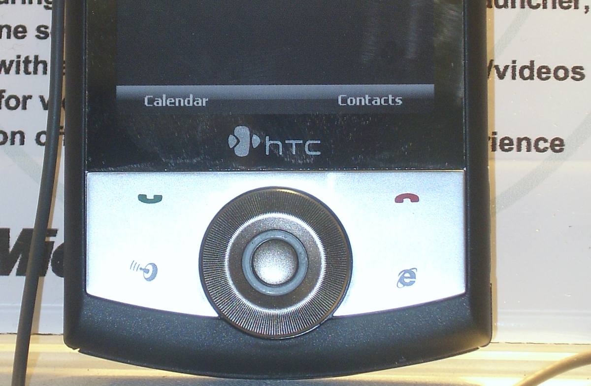 Spodní část telefonu HTC Touch Cruise s ovládacím kroužkem a dvěma tlačítky po stranách