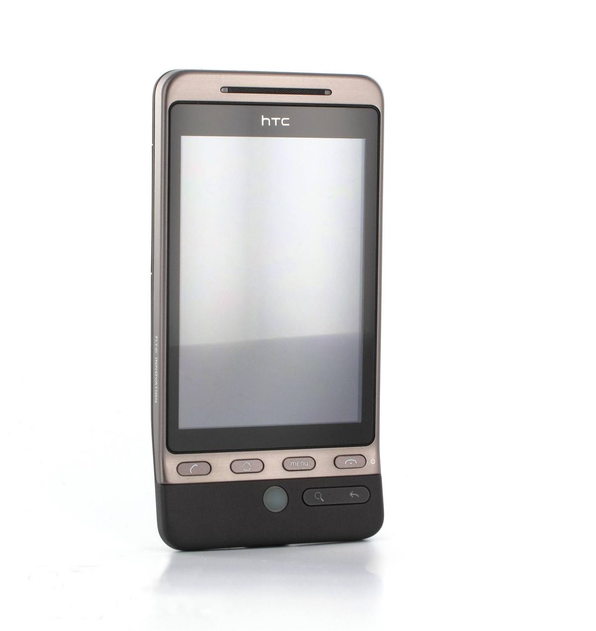 HTC Hero, telefon s dotykovým displejem a skloněnou spodní částí těla