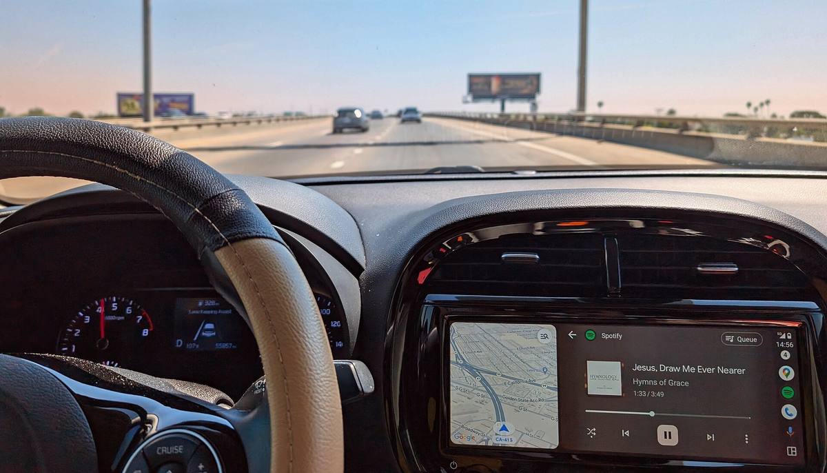 Android Auto na displeji vozu