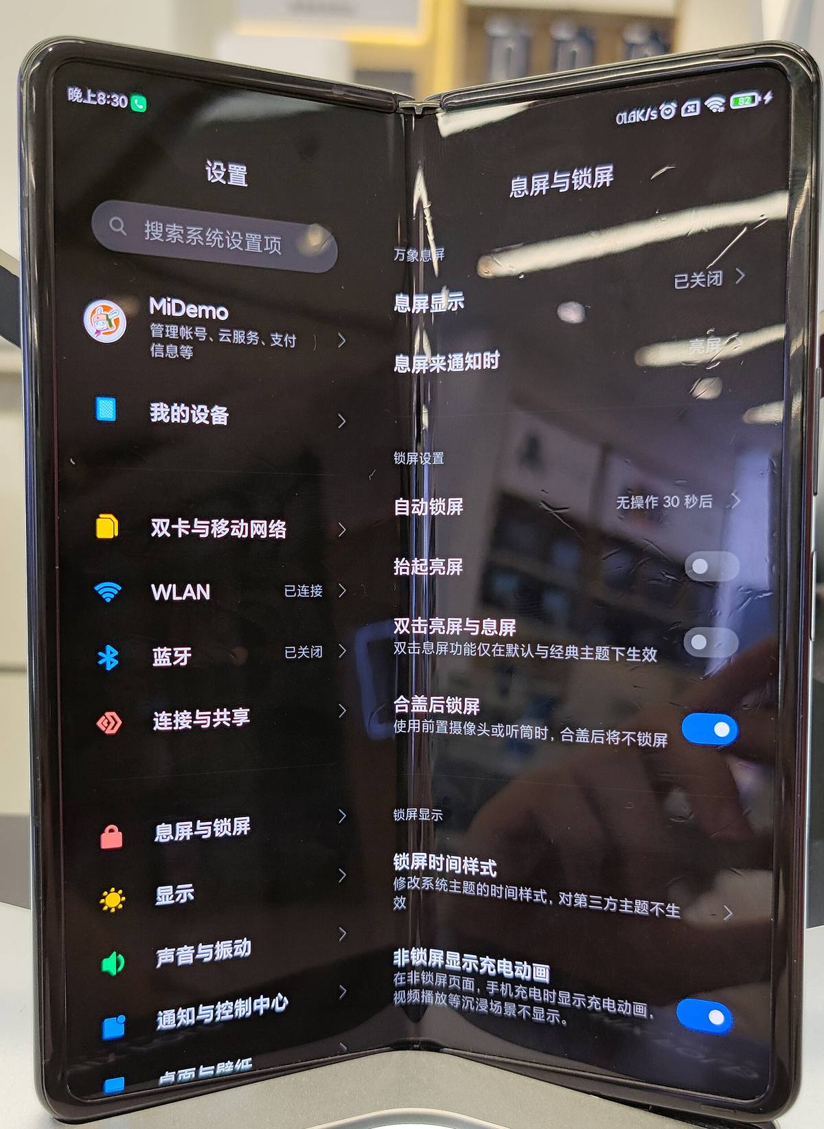 Rozevřený skládací telefon Xiaomi na stole v prodejně