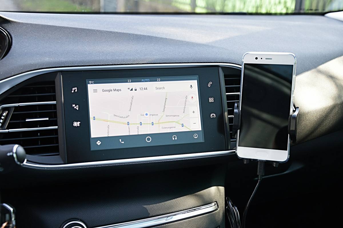 Android Auto na displeji v palubní desce vozu