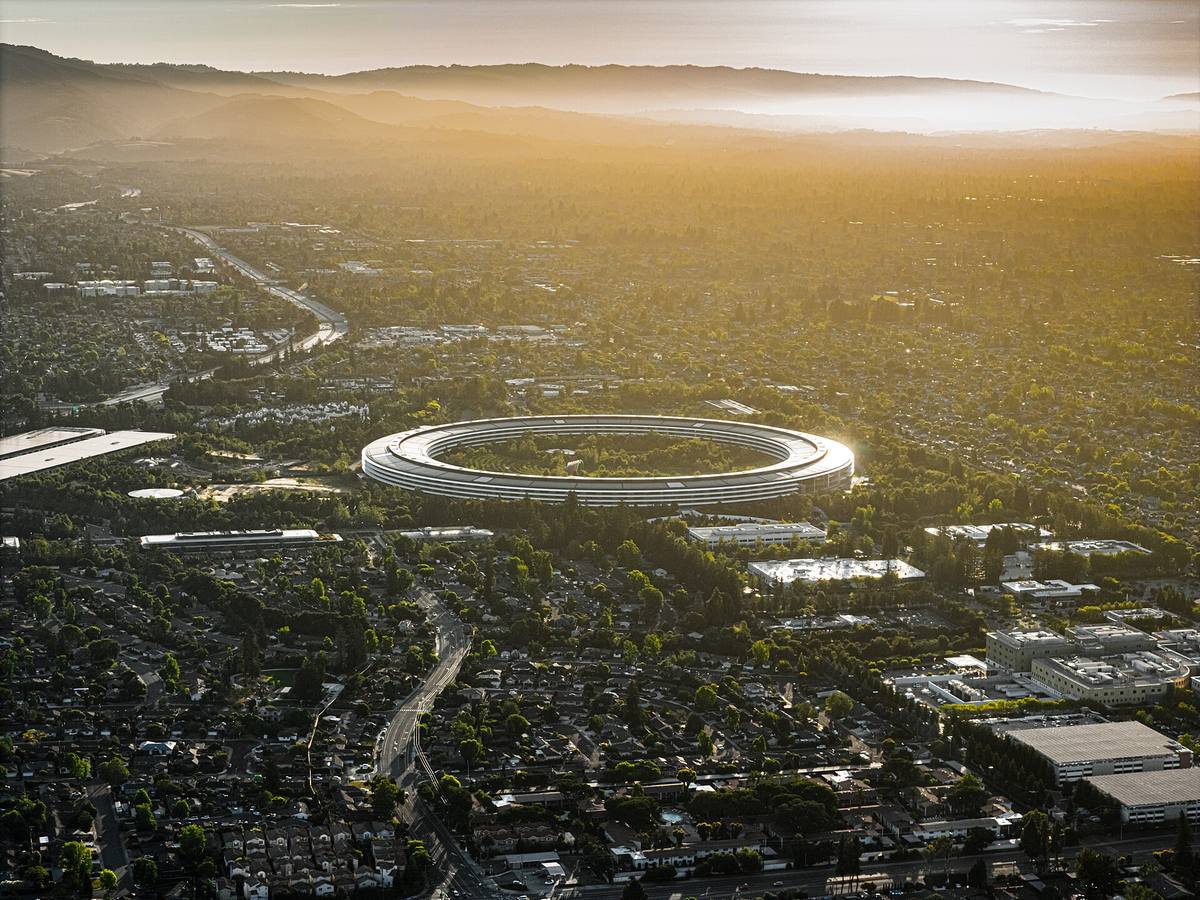 Letecký pohled na sídlo Applu Apple Park v Cupertinu