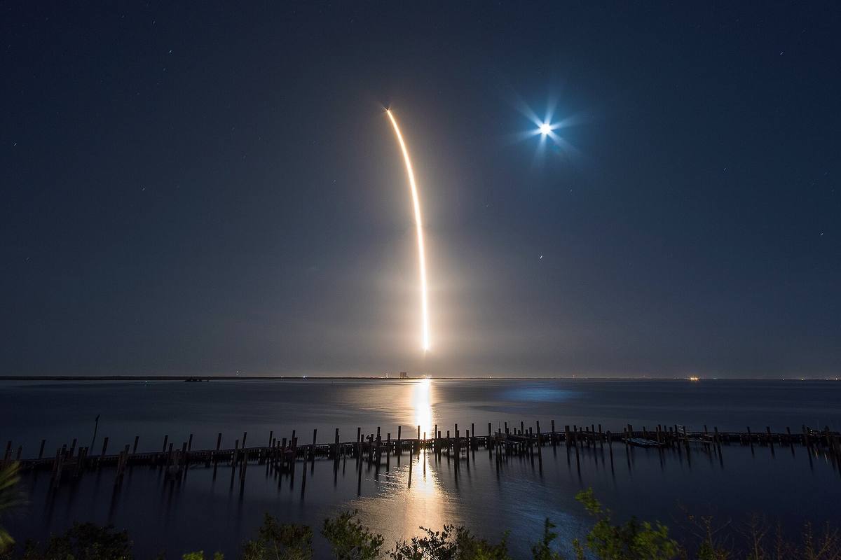 Noční start rakety Falcon 9 s družicí Hispasat 30W-6