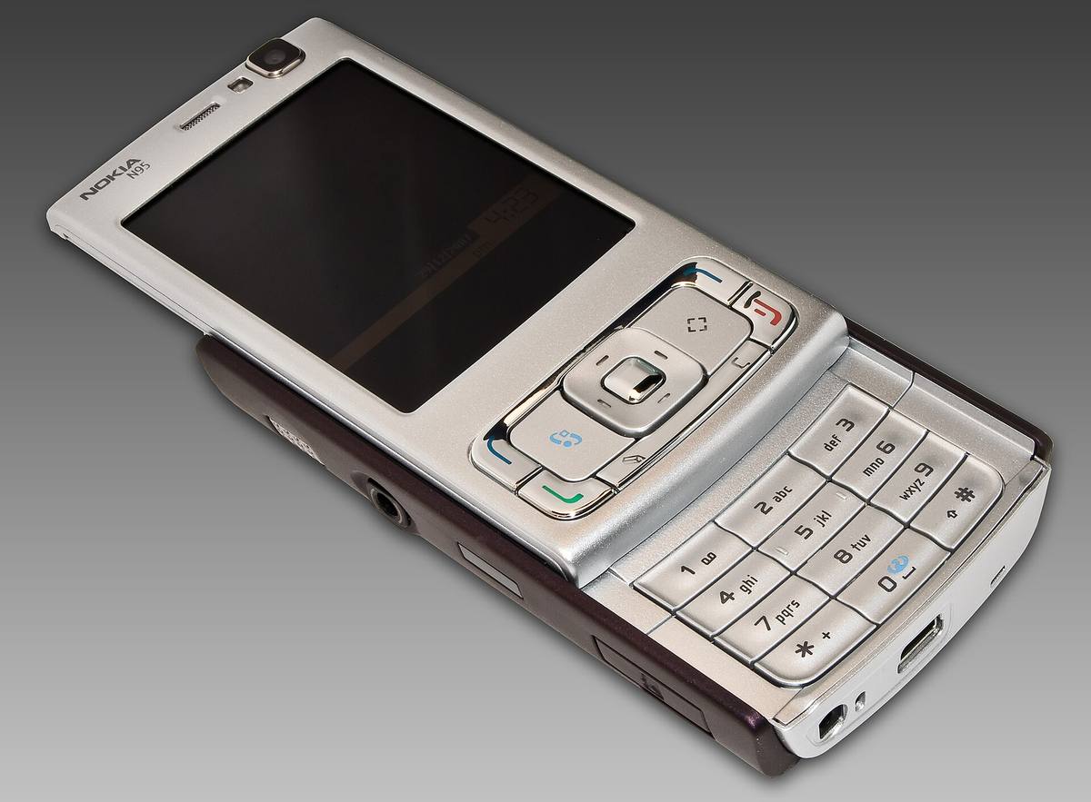Původní Nokia N95 s displejem posunutým nahoru a odkrytou číselnou klávesnicí