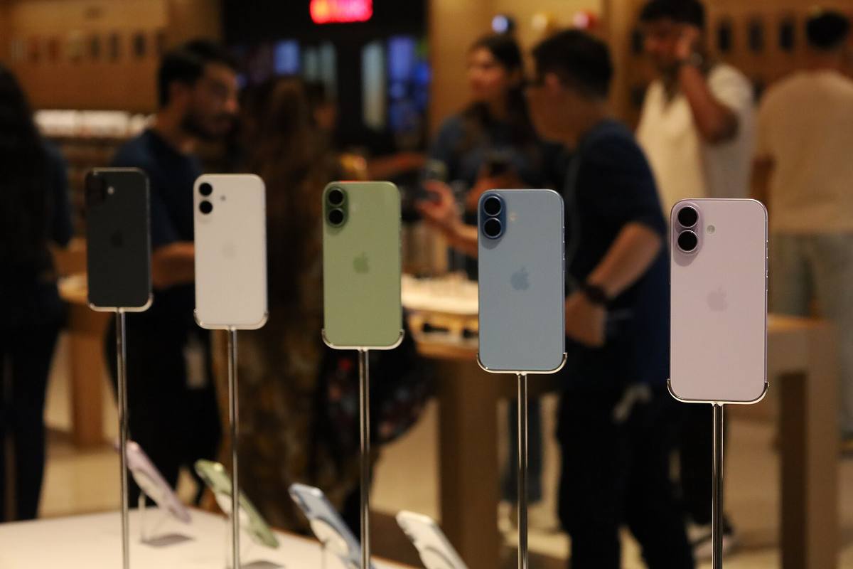 Lidé v prodejně Applu při uvedení řady iPhone 17