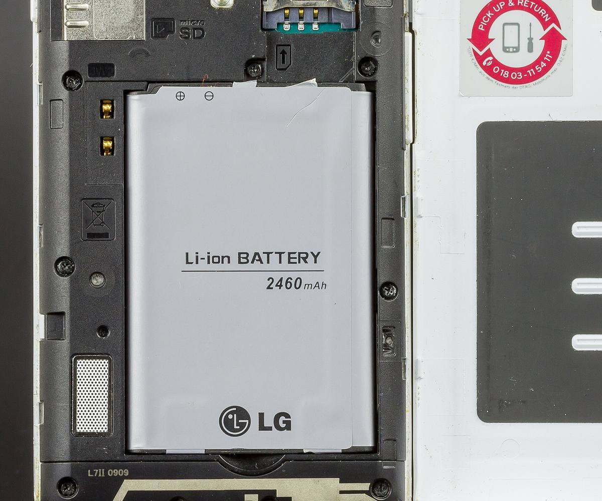 Lithium-iontová baterie v otevřeném těle telefonu LG Optimus L7 II