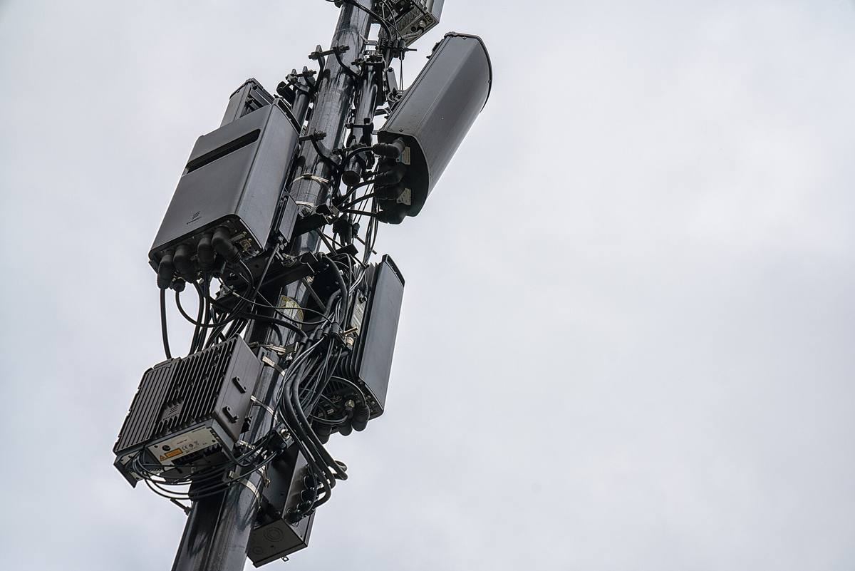 Antény a rádiové jednotky na stožáru mobilní sítě