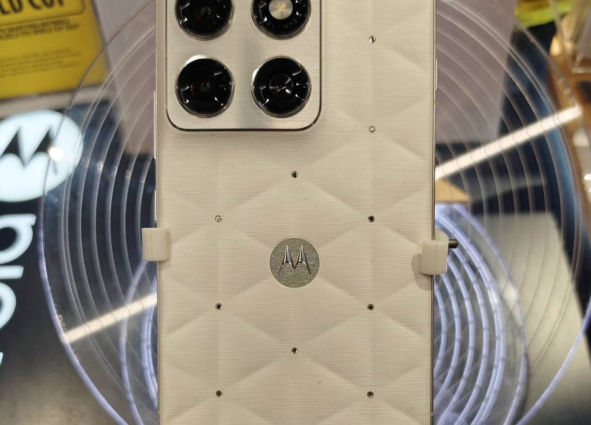 Záda bílého telefonu Motorola Edge 70 osázená krystaly