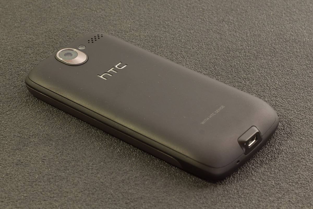 Záda telefonu HTC Desire s objektivem fotoaparátu a diodou blesku