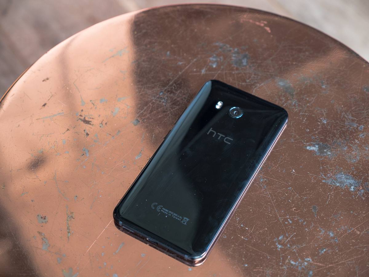 Zadní strana telefonu HTC U11 s logem HTC