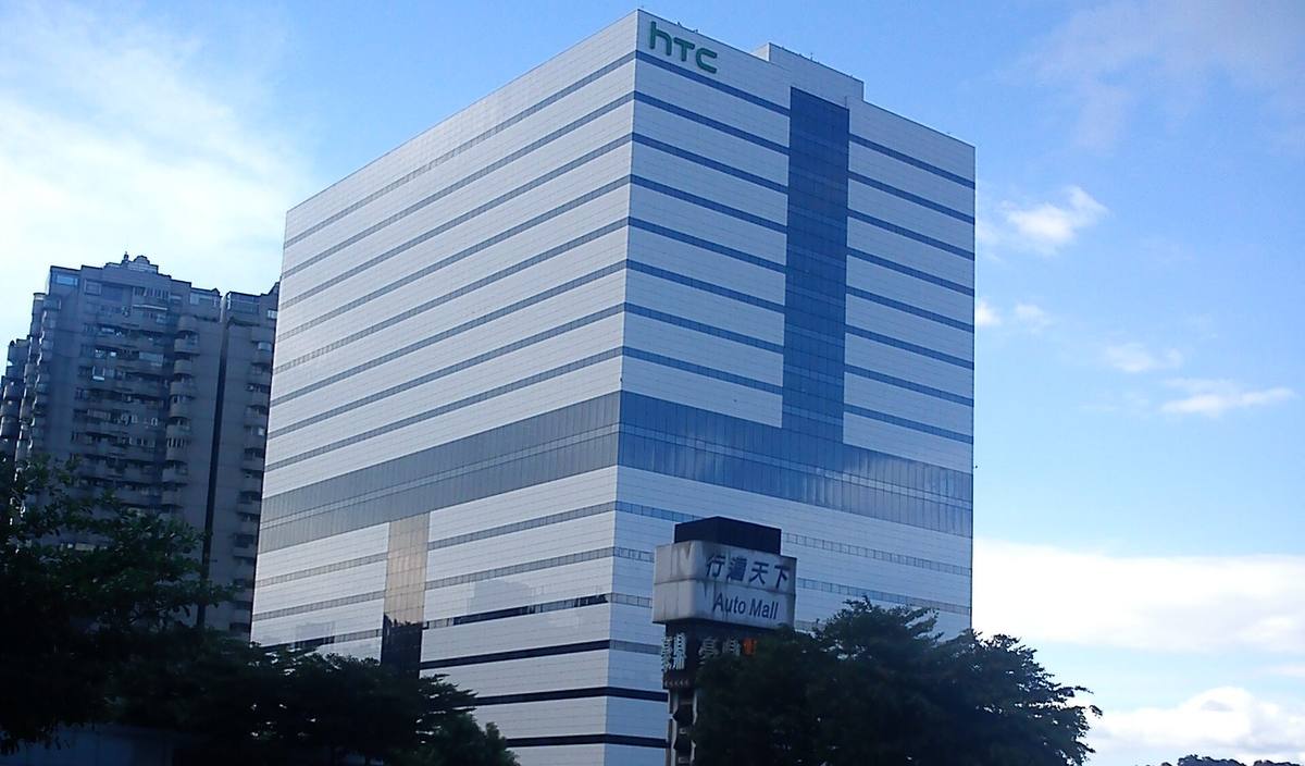 Výšková budova s logem HTC na vrcholu