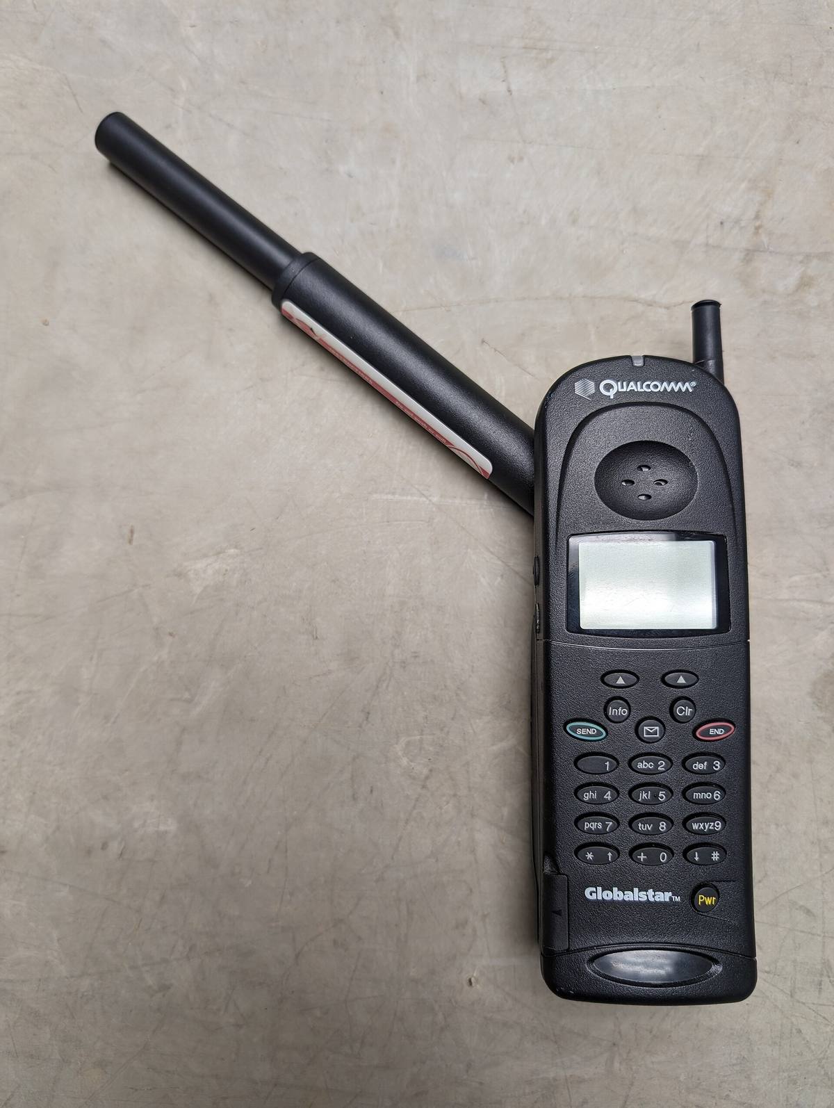 Černý satelitní telefon Globalstar GSP-1600 s vytaženou anténou