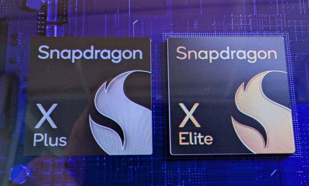 Tři procesory Snapdragon X položené vedle sebe