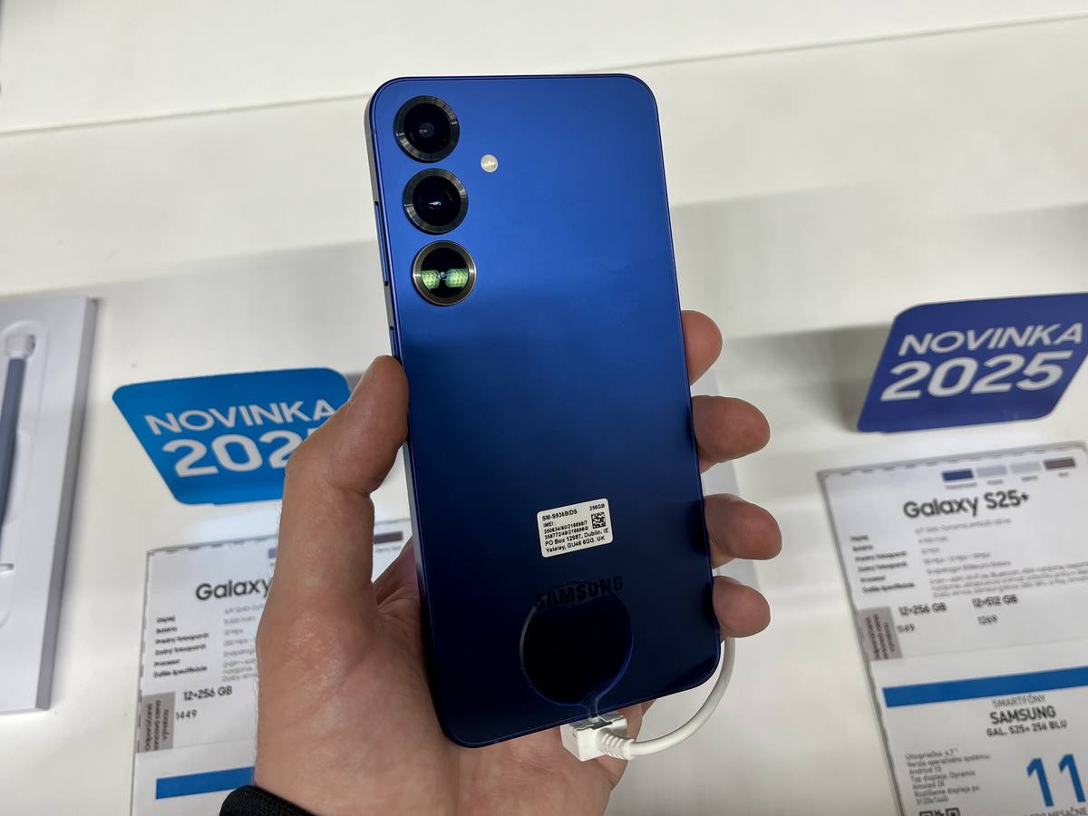 Telefon Samsung Galaxy S25 Plus zezadu na bílém pozadí