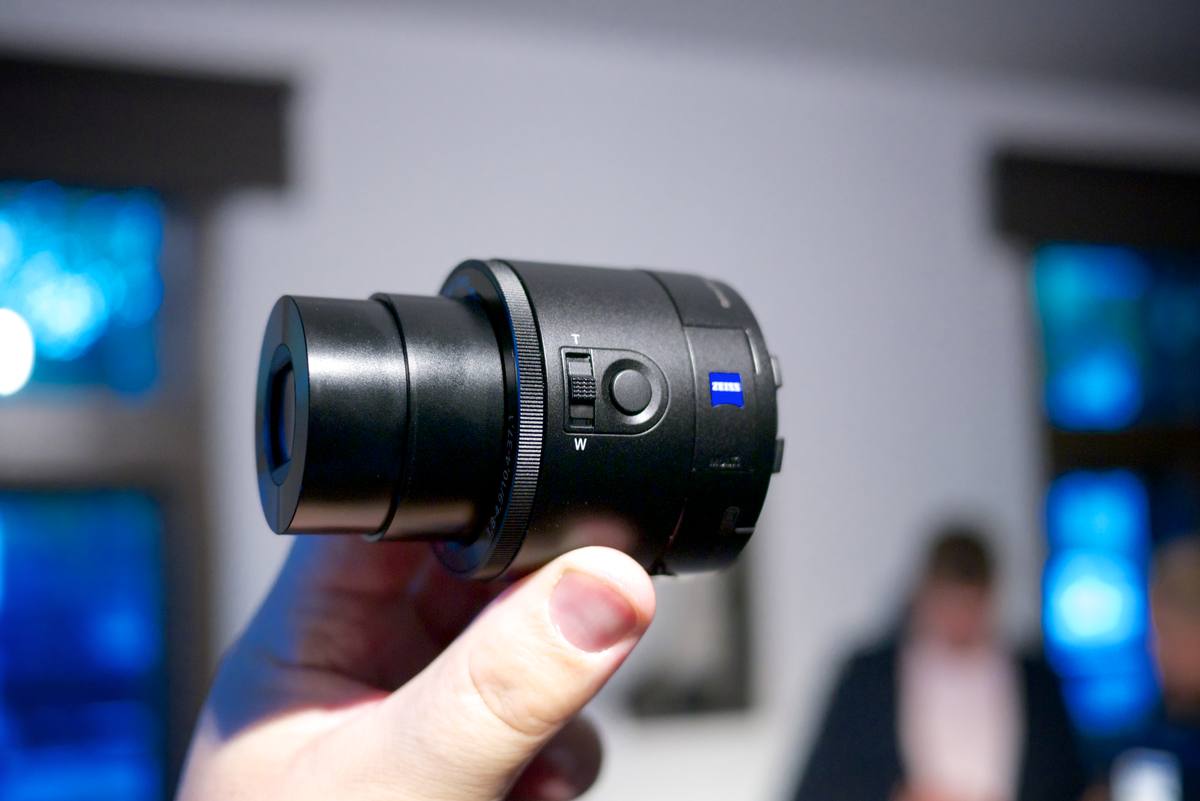 Objektiv Sony DSC-QX100 nasazený na telefonu