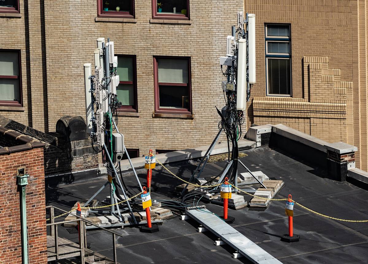 Skupina antén malých buněk 5G na střeše budovy v centru Pittsburghu