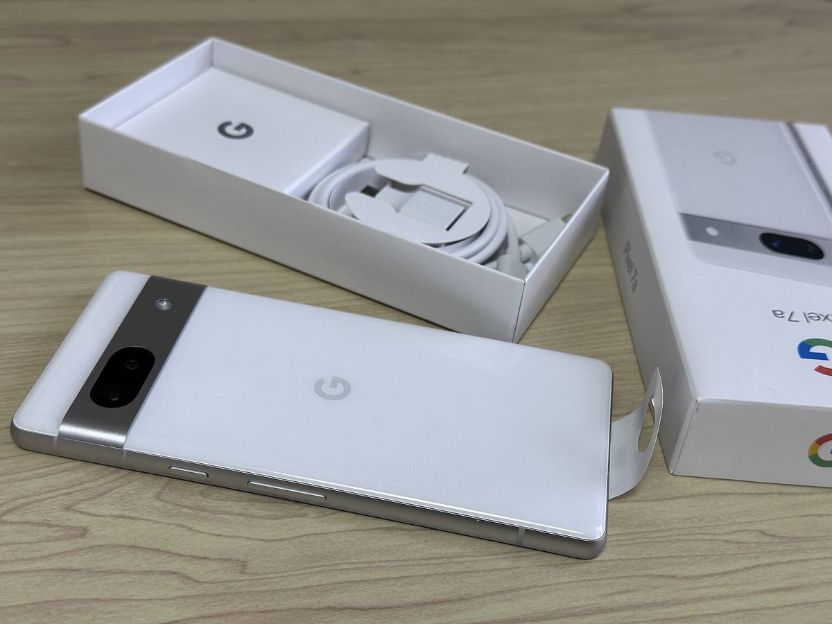 Telefon Google Pixel 7a položený displejem vzhůru