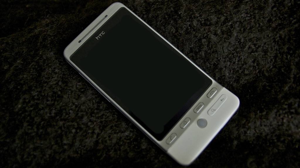 Bílý telefon HTC Hero s vypnutým displejem