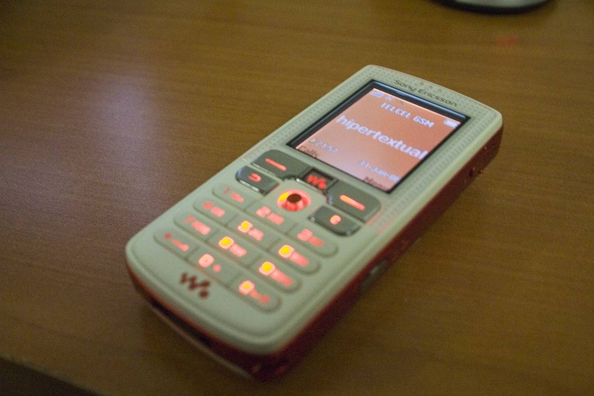 Telefon Sony Ericsson W800i s podsvícenou klávesnicí a logem Walkman