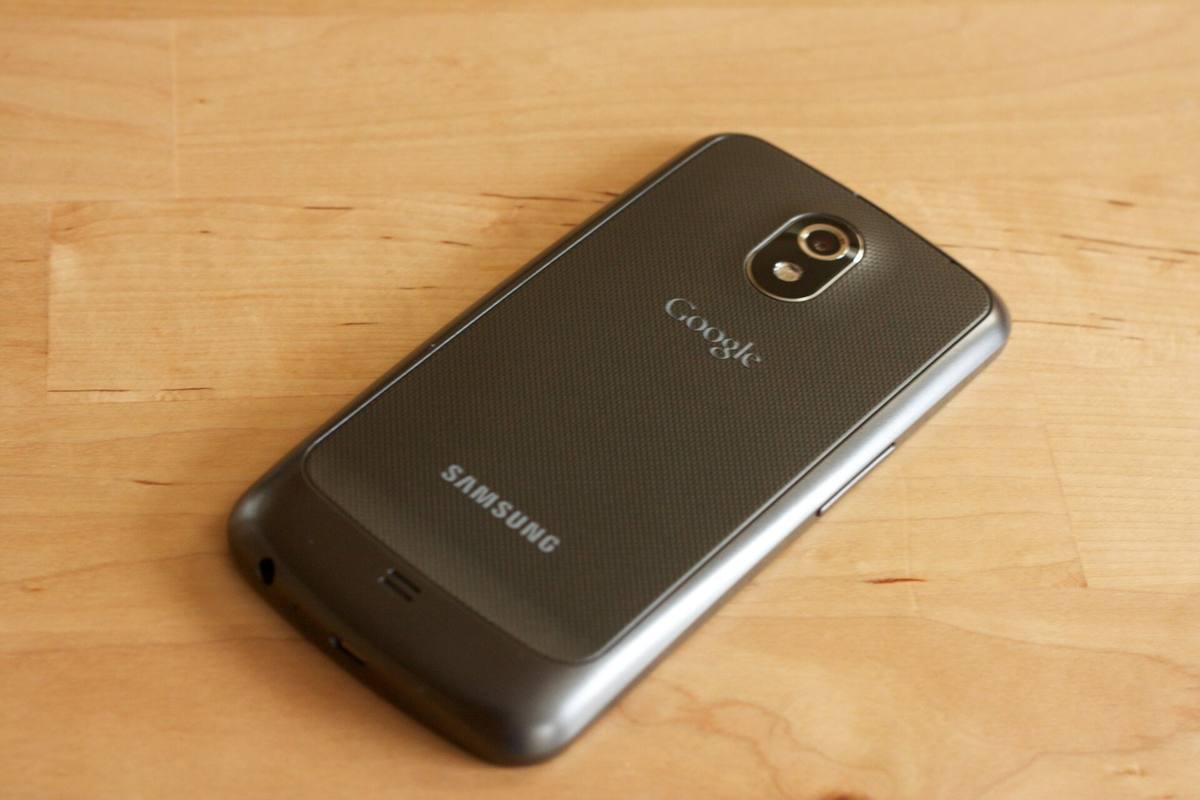 Samsung Galaxy Nexus položený zadní stranou nahoru na dřevěném stole