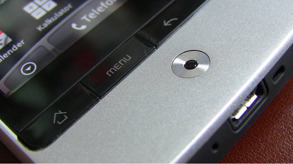 Detail spodní části HTC Legend s optickým čidlem mezi dotykovými tlačítky