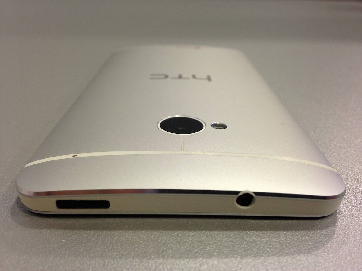 Záda stříbrného telefonu HTC One s objektivem fotoaparátu u horní hrany