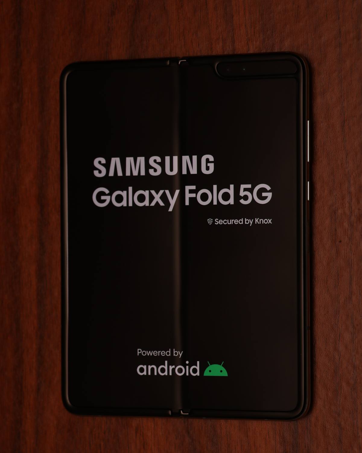 Rozložený skládací telefon Samsung Galaxy Fold 5G s nápisem na displeji