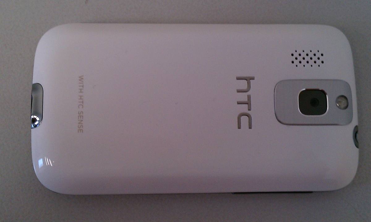 Záda bílého telefonu HTC Smart s vylisovaným nápisem WITH HTC SENSE