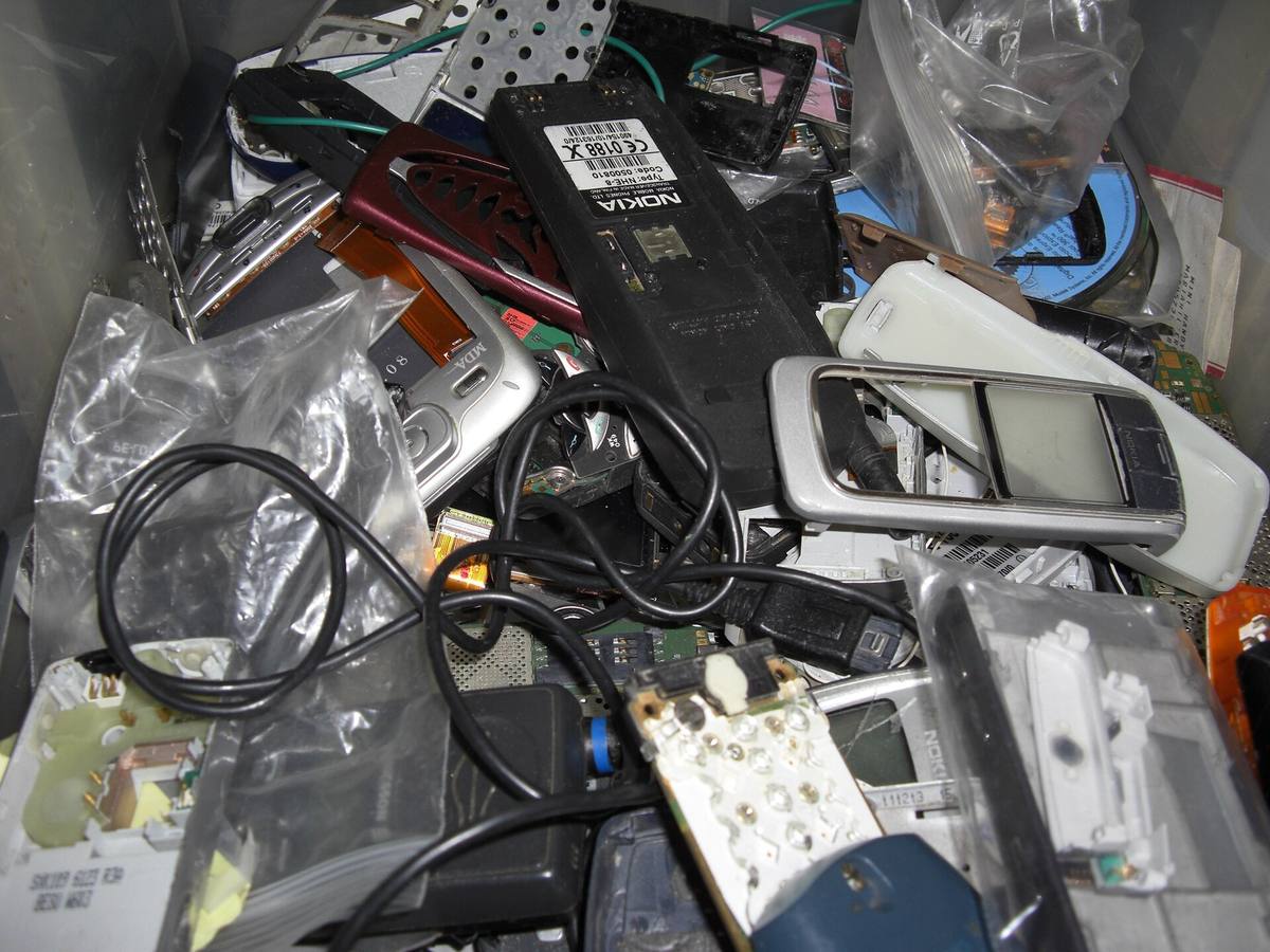 Hromada vyřazených mobilních telefonů připravená k recyklaci