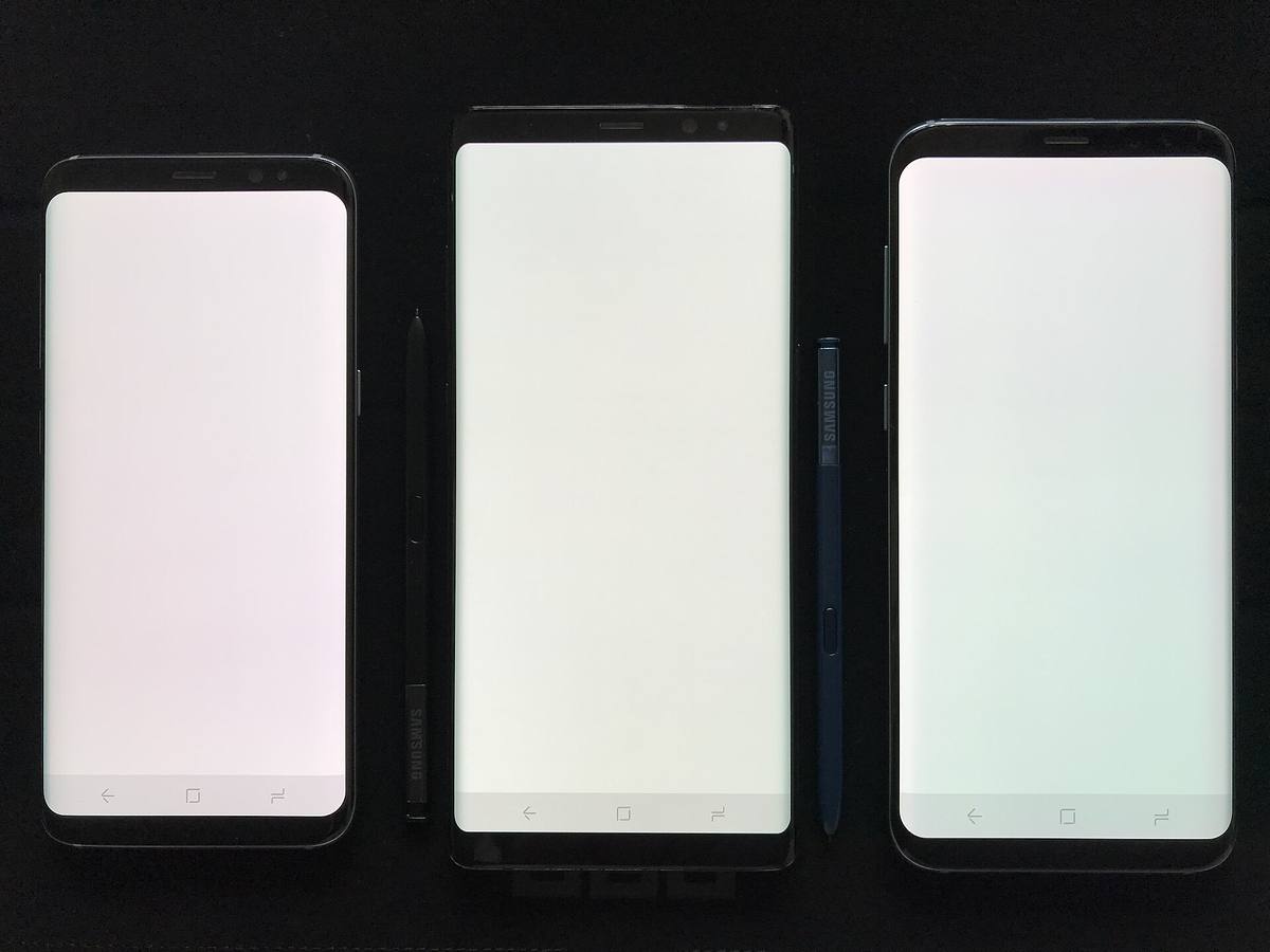 Dva telefony s Androidem se zapnutou obrazovkou