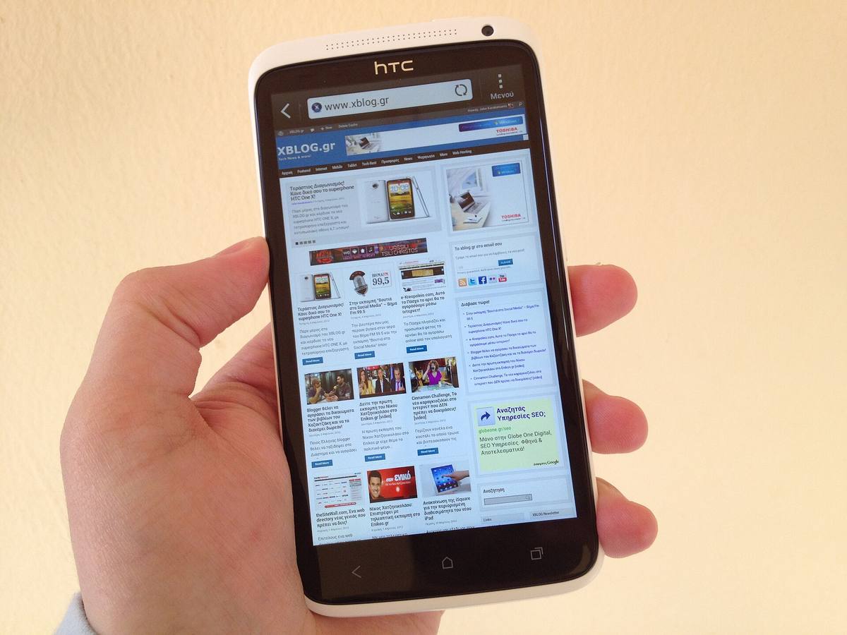 Bílý telefon HTC One X ležící displejem vzhůru