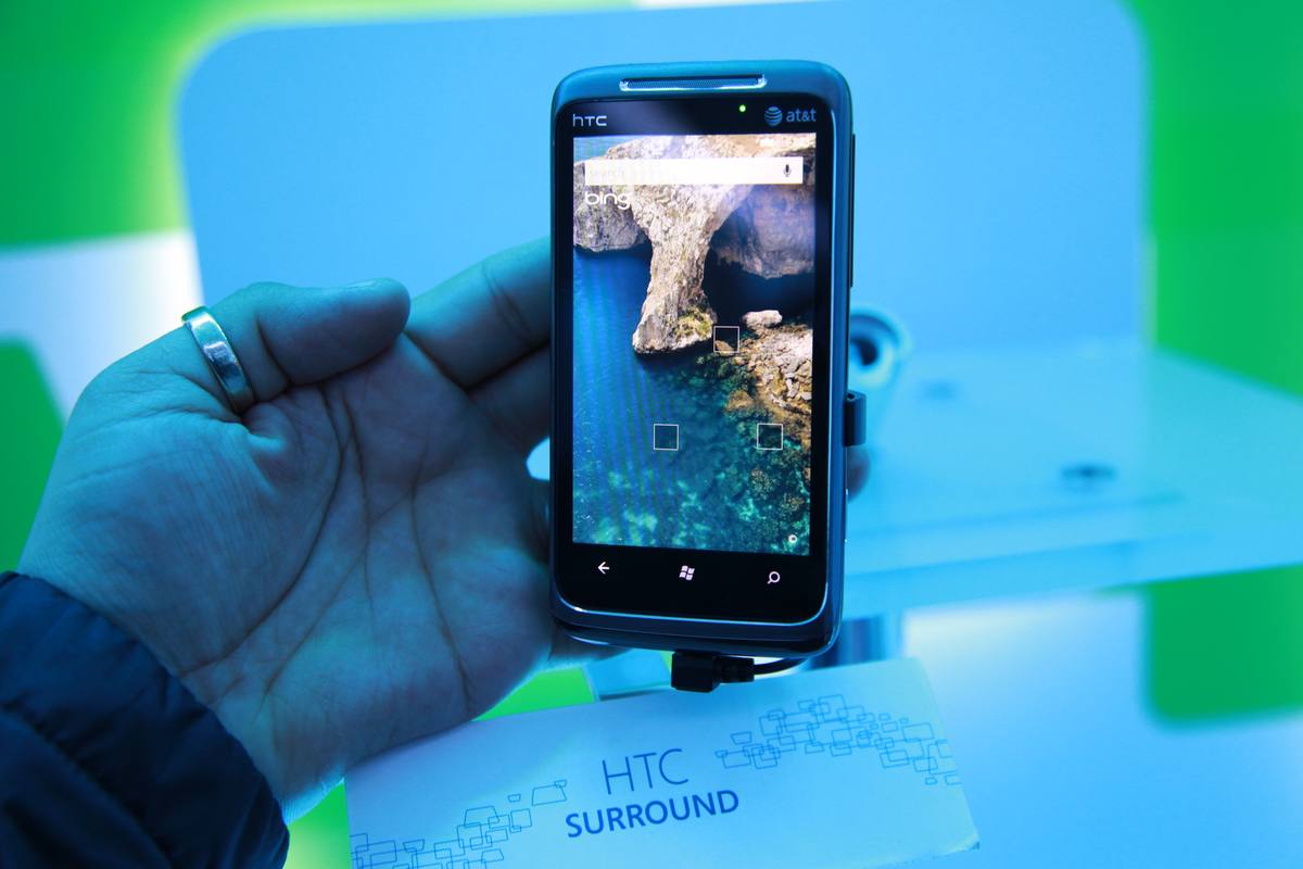 HTC 7 Surround v ruce, na displeji domovská obrazovka Windows Phone 7