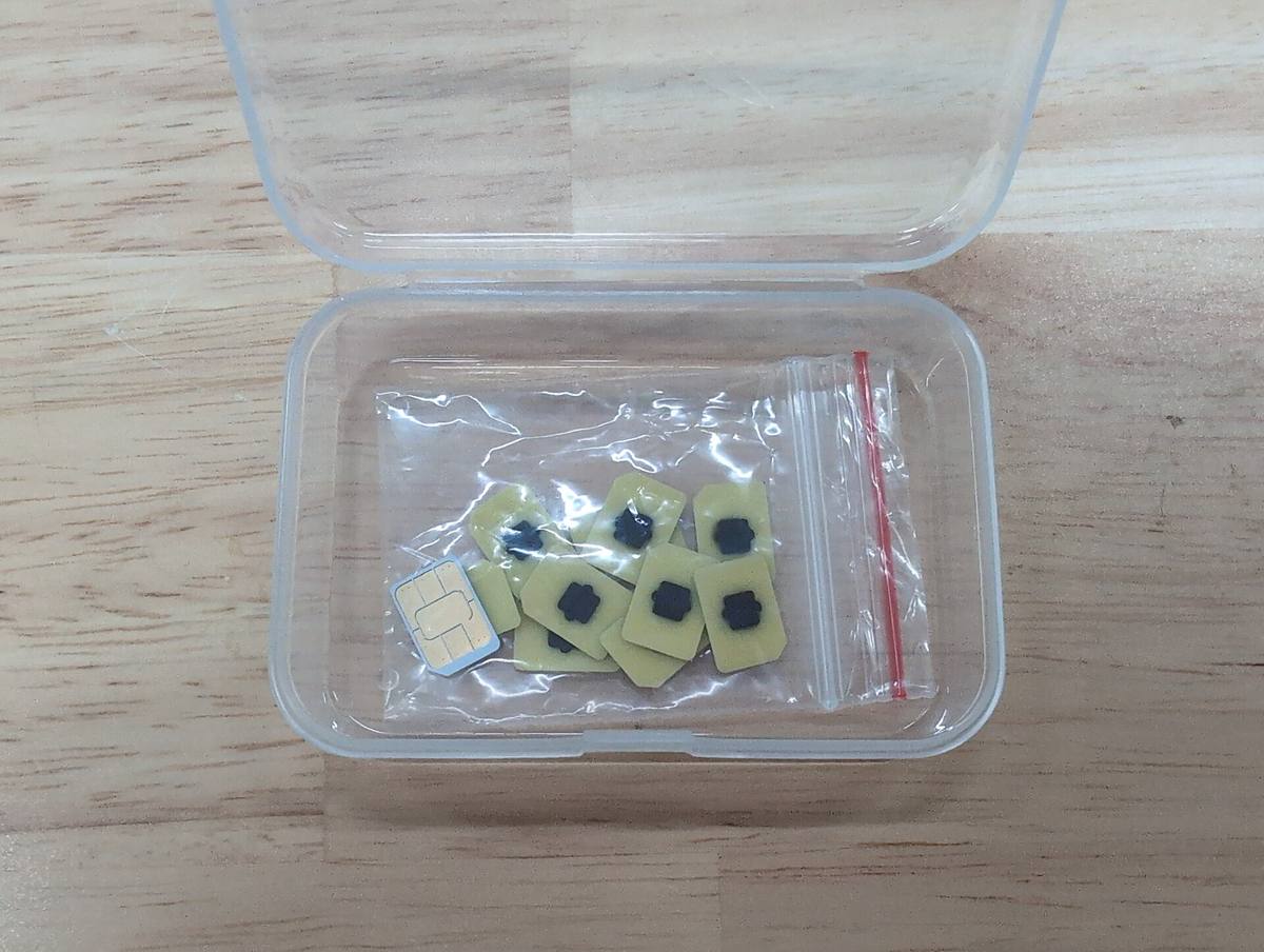 Hromádka čipů eUICC osazených na plastových nosičích ve tvaru karty nano SIM