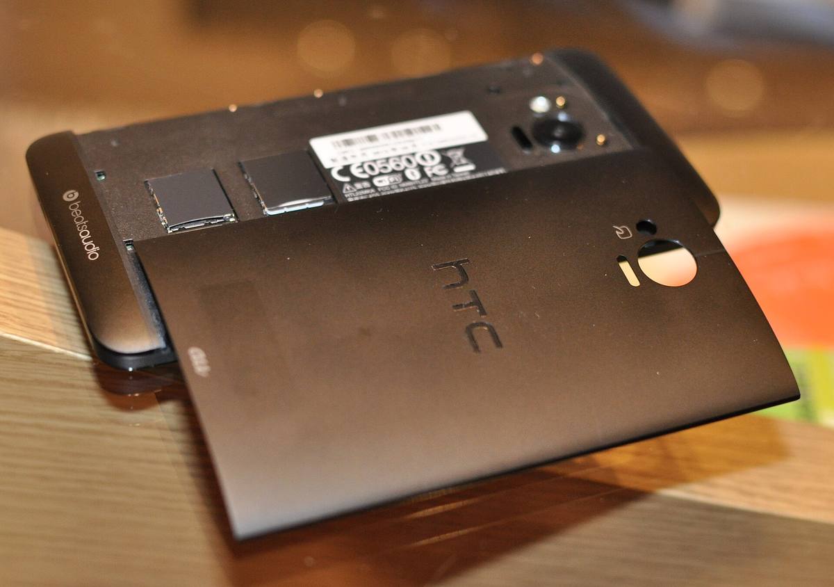Zadní strana telefonu HTC z roku 2013