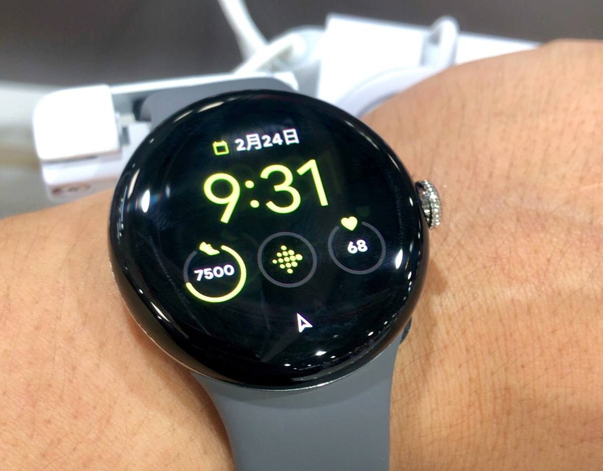 Chytré hodinky Google Pixel Watch na zápěstí