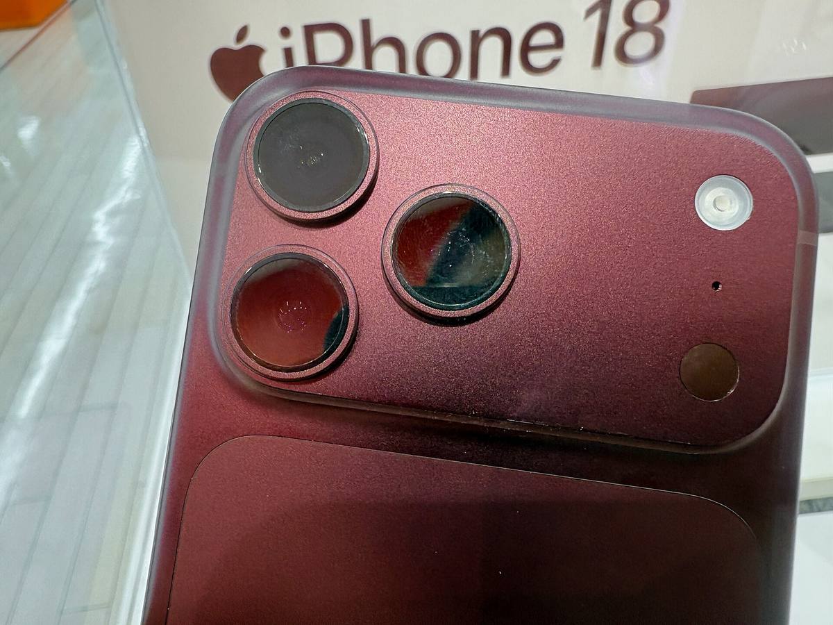 Zadní strana iPhonu 18 Pro Max ve vínové barvě se třemi objektivy
