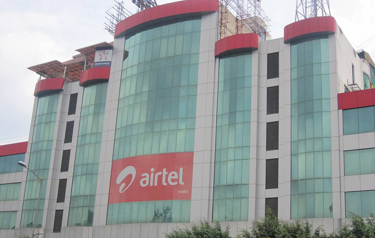 Prosklená budova s velkým červeným logem operátora Airtel