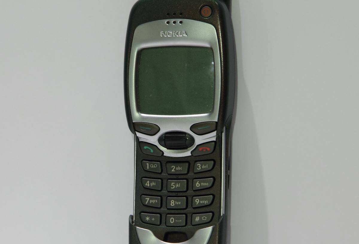 Telefon Nokia 7110 s vysunutým krytem klávesnice, pod displejem je vidět rolovací kolečko NaviRoller