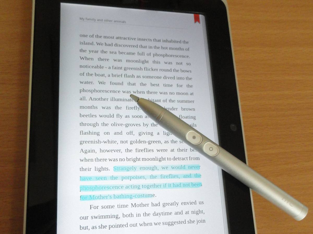 Tablet HTC Flyer s perem Scribe položeným na displeji