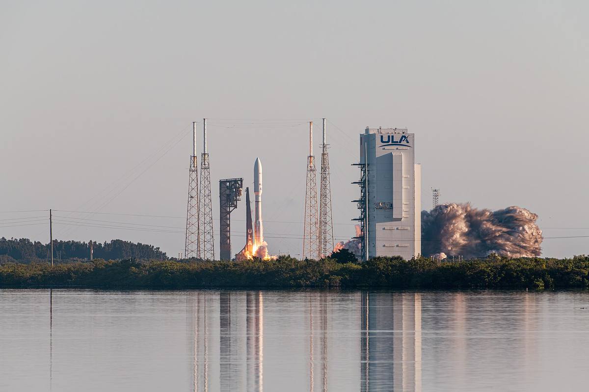 Start rakety Atlas V s družicemi nízkooběžné sítě Amazonu z Mysu Canaveral