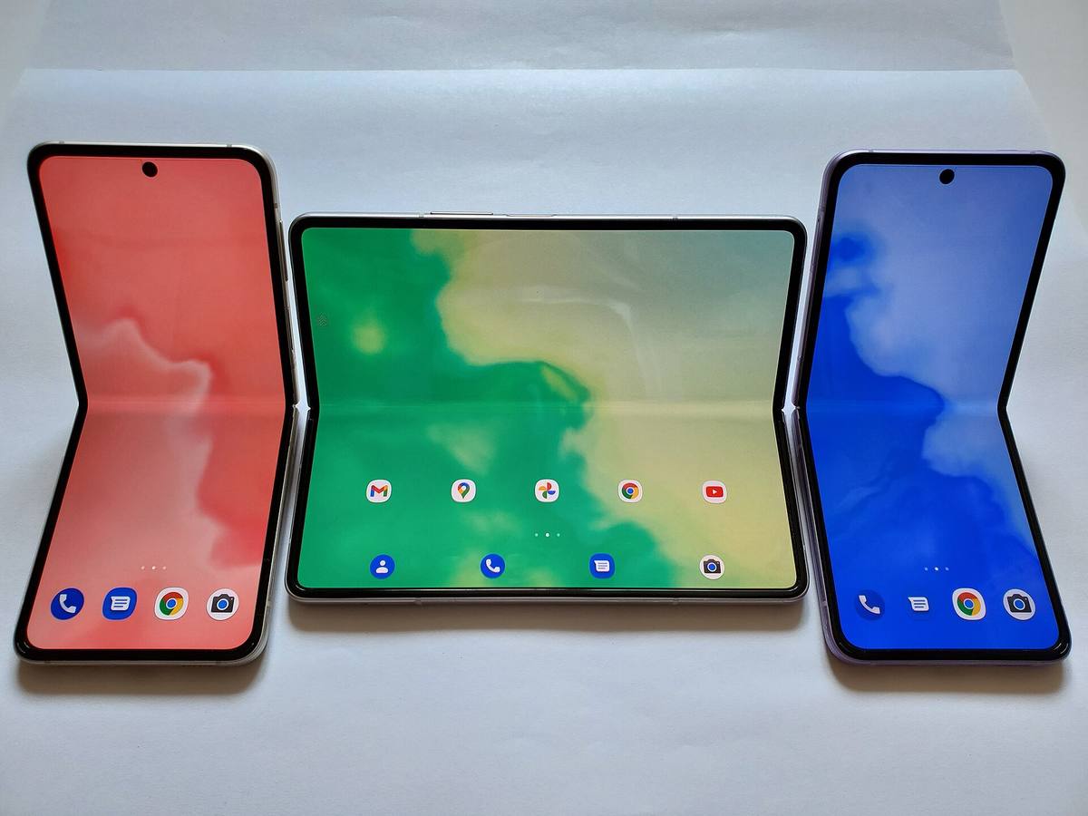 Tři skládací telefony Samsung Galaxy Z vedle sebe, uprostřed rozevřený Fold